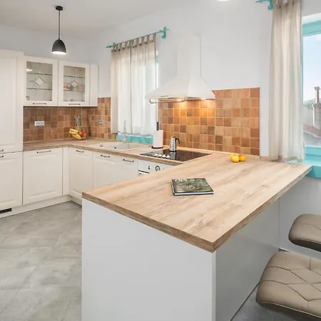 4 Bedroom Gorgeous In * Boljun